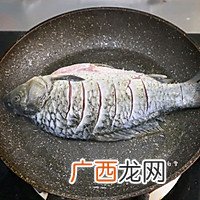 汤奶白有技巧 豆腐鲫鱼汤秘?鲜美营养清炖鱼汤