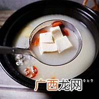 汤奶白有技巧 豆腐鲫鱼汤秘?鲜美营养清炖鱼汤