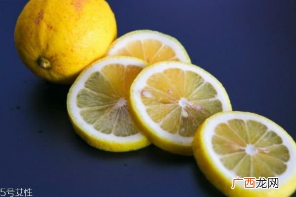 柠檬敷脸后要洗脸吗柠檬汁美容使用误区