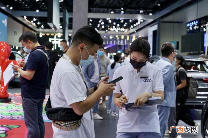 王一博奥迪，成都车展上王一博签名版的奥迪新款