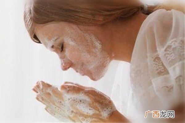 没有卸妆油的情况下怎么卸妆这样卸妆比较好