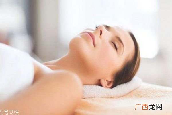 睡眠面膜要避开眼周吗睡眠面膜涂多厚
