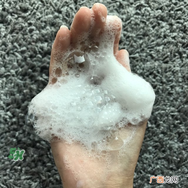 夏天用什么洗面奶好 夏天用什么洗面奶比较好