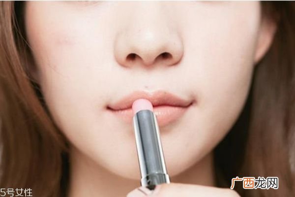 润唇膏可以涂在睫毛上吗润唇膏增长睫毛用几天