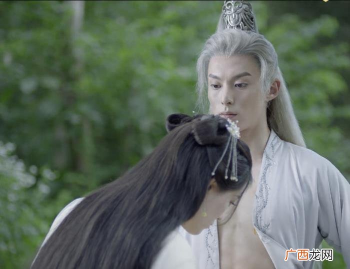 祝绪丹演技，怪祝绪丹硬演傻白甜还是王鹤棣AI式演技