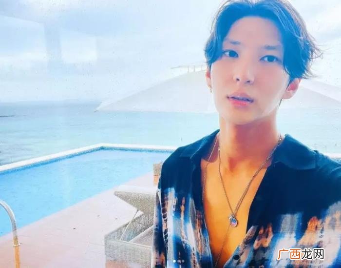 男团组合照，男团爱豆上传与EXO成员金珉锡的合照