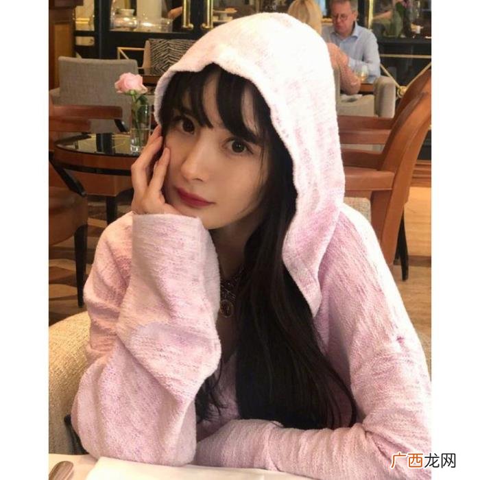 杨幂背带裤，杨幂一件荧光绿T恤+背带裤打败多少同龄人