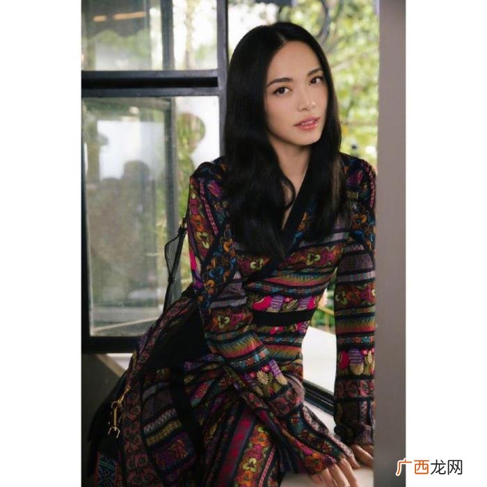 杨幂背带裤，杨幂一件荧光绿T恤+背带裤打败多少同龄人