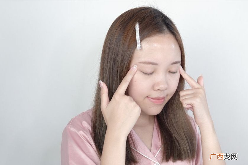 如何快速消除眼部浮肿按压6大穴位