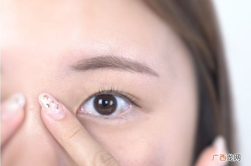 如何快速消除眼部浮肿按压6大穴位