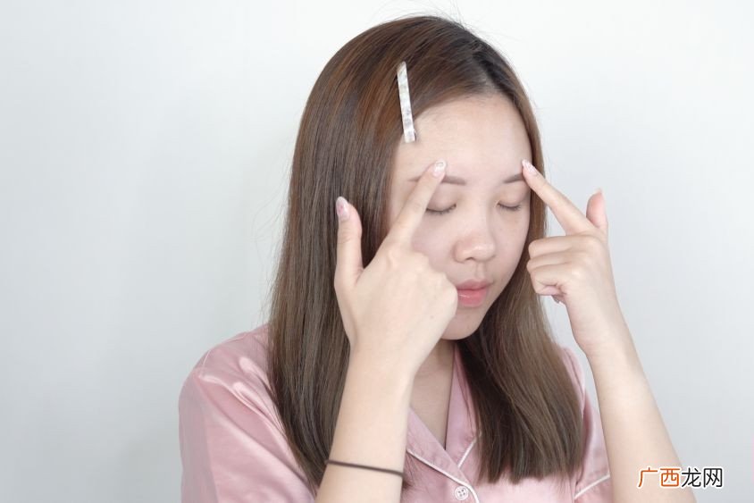 如何快速消除眼部浮肿按压6大穴位
