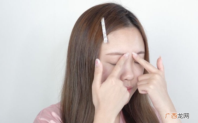 如何快速消除眼部浮肿按压6大穴位