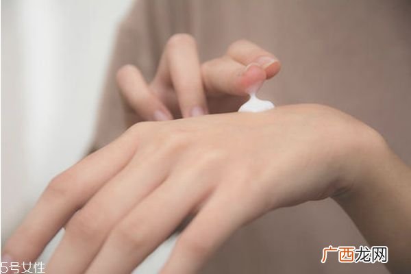 烟酰胺和水乳哪个先用水乳和烟酰胺的顺序