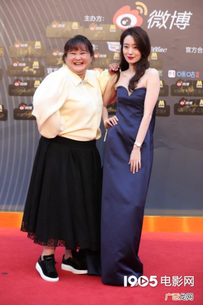 贾玲的微博，贾玲张小斐微博电影之夜同框红毯上手挽手