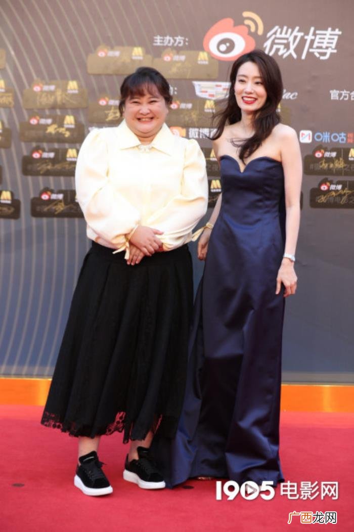 贾玲的微博，贾玲张小斐微博电影之夜同框红毯上手挽手