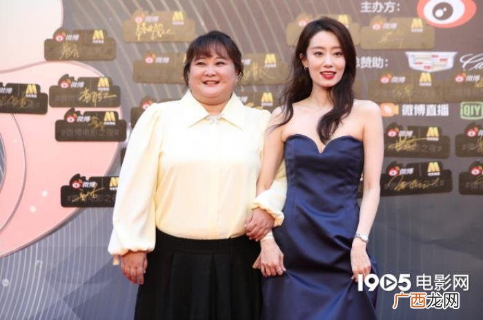 贾玲的微博，贾玲张小斐微博电影之夜同框红毯上手挽手