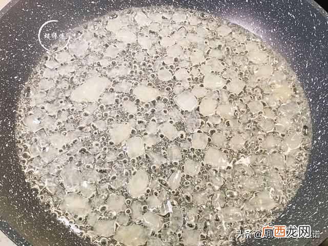 糖色应该怎么炒？？炒糖色时，切记别直接下锅炒！大厨教你正确做法