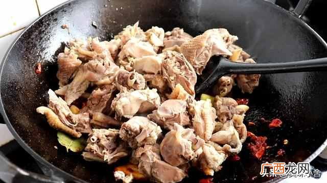 大盘鸡在家的做法？？家常版大盘鸡的做法，方法简单，好吃又接地气