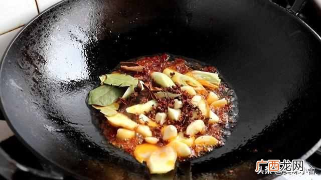 大盘鸡在家的做法？？家常版大盘鸡的做法，方法简单，好吃又接地气
