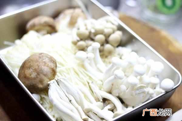 夏天喝鱼汤怎么做？？菌菇鲜 豆腐嫩 挑选鱼头牢记3点不会错