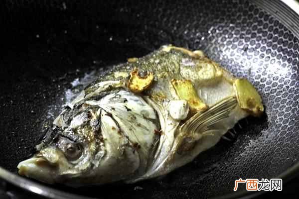 夏天喝鱼汤怎么做？？菌菇鲜 豆腐嫩 挑选鱼头牢记3点不会错