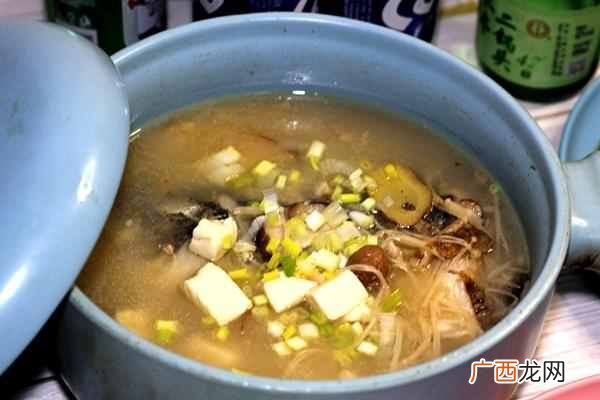 夏天喝鱼汤怎么做？？菌菇鲜 豆腐嫩 挑选鱼头牢记3点不会错
