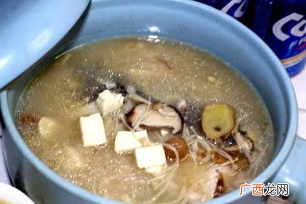夏天喝鱼汤怎么做？？菌菇鲜 豆腐嫩 挑选鱼头牢记3点不会错
