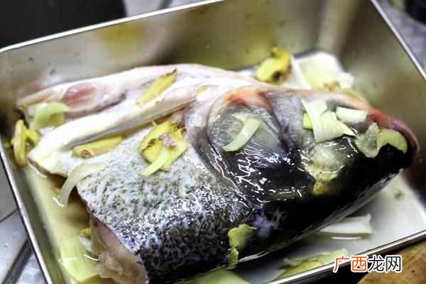 夏天喝鱼汤怎么做？？菌菇鲜 豆腐嫩 挑选鱼头牢记3点不会错