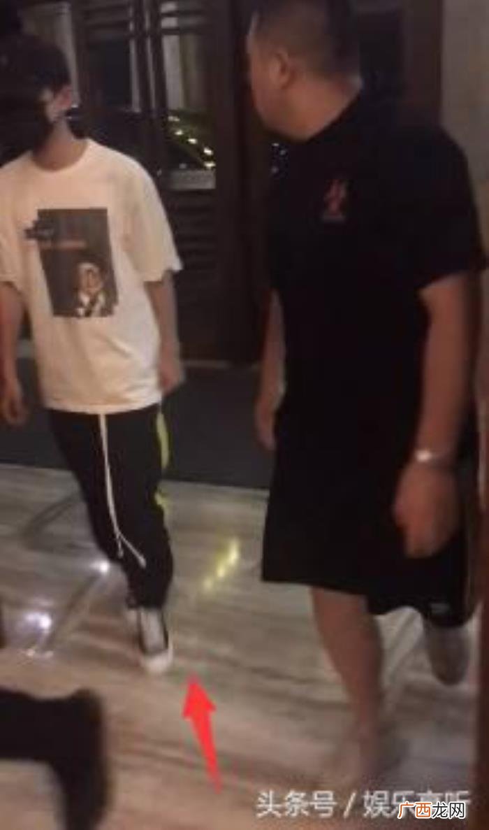 易烊千玺累，凌晨下班的易烊千玺累到袜子不套裤子了