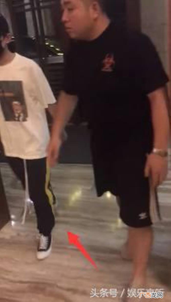 易烊千玺累，凌晨下班的易烊千玺累到袜子不套裤子了