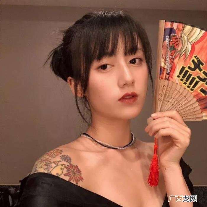 这些社会女孩帅的让你跪下叫爸爸 社会女
