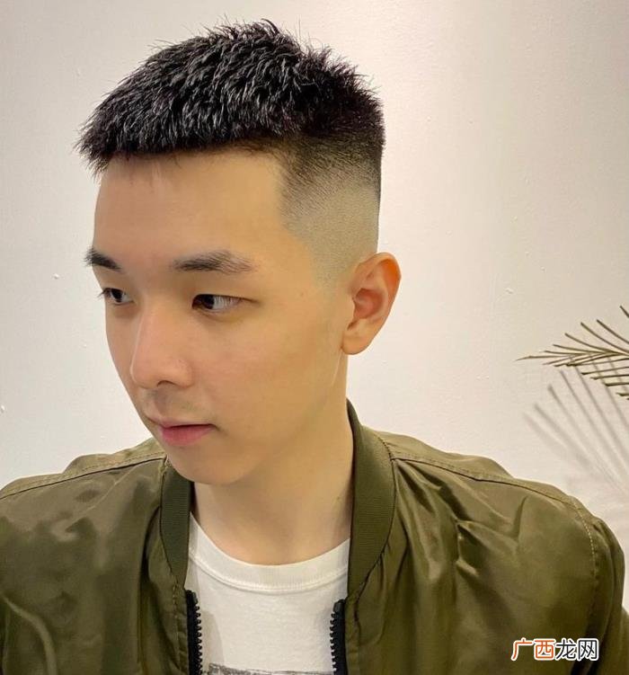 男生留什么发型好看，今春流行这8款男生发型