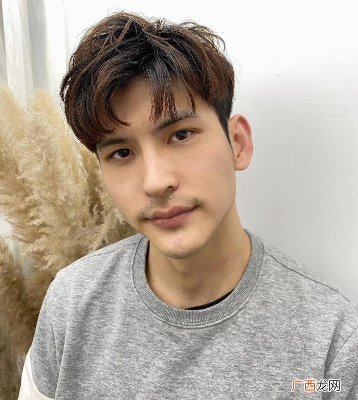 男生留什么发型好看，今春流行这8款男生发型