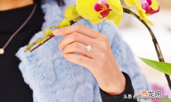 订婚戒指戴哪个手指，男女订婚戒指戴哪个手指