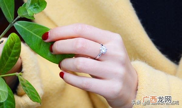 订婚戒指戴哪个手指，男女订婚戒指戴哪个手指