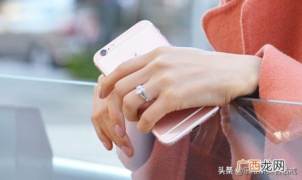 订婚戒指戴哪个手指，男女订婚戒指戴哪个手指