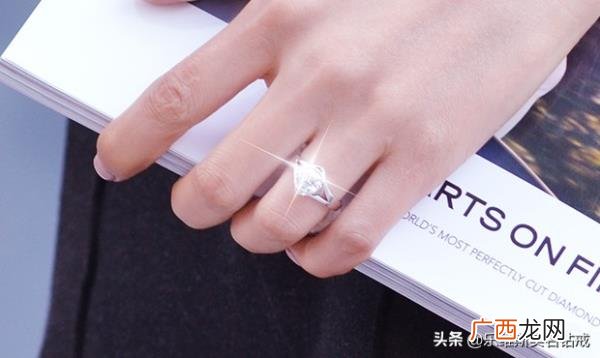 订婚戒指戴哪个手指，男女订婚戒指戴哪个手指