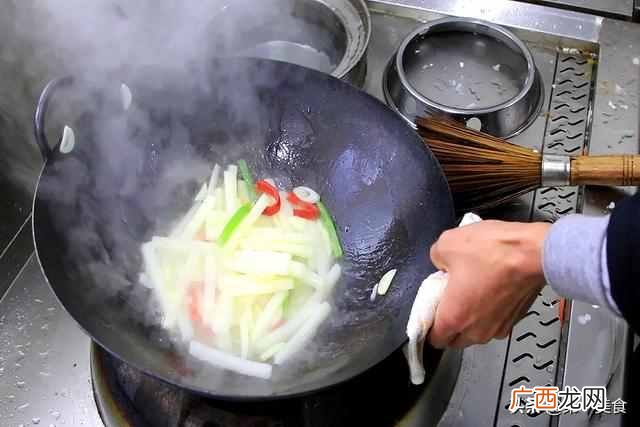 山药怎么做才好吃??厨师长分享饭店做法,清香鲜嫩不发黑