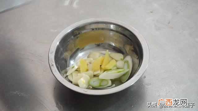 喜欢吃鱼但不知道怎么做好吃？？今天大厨来教你招做简单又好吃的鱼