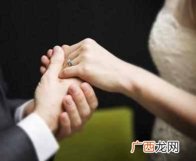 戒指戴在手上的含义？每个手指佩戴戒指的含义你可懂？