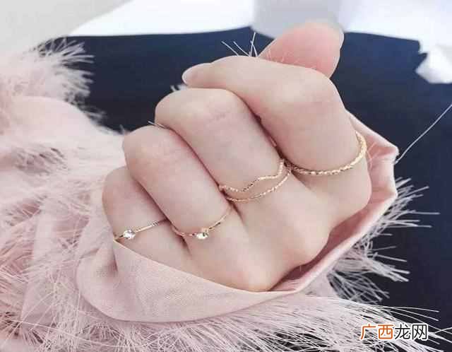 戒指戴在手上的含义？每个手指佩戴戒指的含义你可懂？