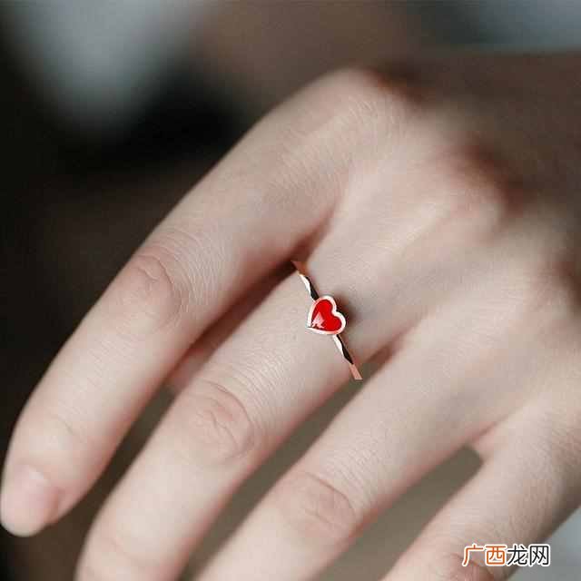 戒指戴在手上的含义？每个手指佩戴戒指的含义你可懂？