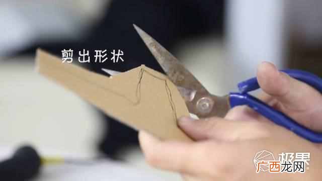 怎样用放大镜DIY家用投影仪？放大镜加旧纸箱，不到5块钱就能自己做投