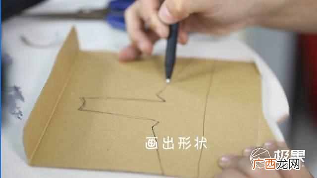 怎样用放大镜DIY家用投影仪？放大镜加旧纸箱，不到5块钱就能自己做投