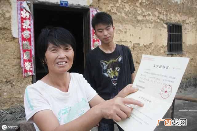 贫困生申请理由50字怎么写？大学生贫困补助申请书范文