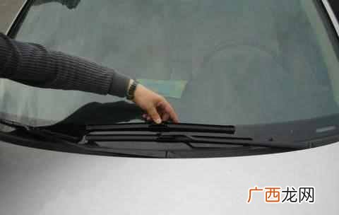 怎样更换汽车雨刷器？按照这个方法自己轻松换