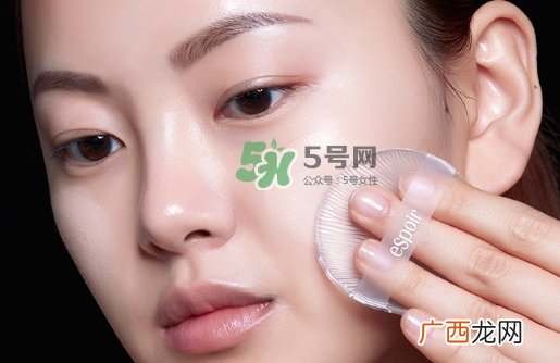 硅胶粉扑和海绵粉扑哪个好？硅胶粉扑和美妆蛋哪个好