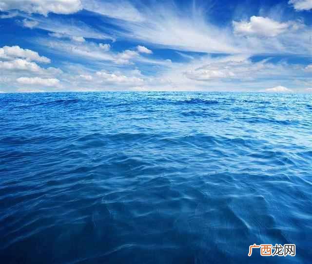 海水为什么是蓝的?到底是反射天空颜色还是光散射效应?