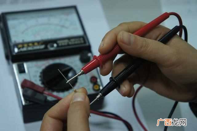 如何使用万用表？万用表的正确使用方式