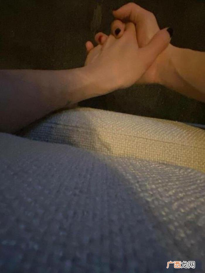周震南七夕夜发牵手图 假装有对象牵手图片